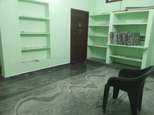 Perpustakaan di rumah tamu ini