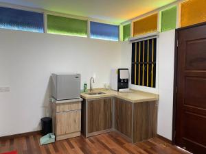 Habitación con cocina con fregadero y microondas. en Rumah Inap Kampung Agong Sunrise, en Penaga