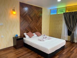 Un dormitorio con una cama con una pared de madera. en Rumah Inap Kampung Agong Sunrise, en Penaga