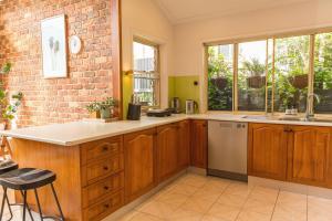 Η κουζίνα ή μικρή κουζίνα στο Tropic Lodge by Charlesworth