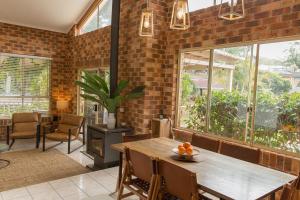 Posezení v ubytování Tropic Lodge by Charlesworth