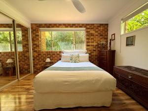 Postel nebo postele na pokoji v ubytování Tropic Lodge by Charlesworth + 22 fotografií