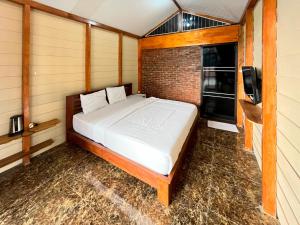 Un pat sau paturi într-o cameră la Halona Resort Guci +18 fotografii