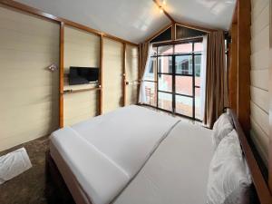 Un pat sau paturi într-o cameră la Halona Resort Guci