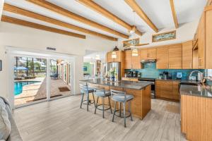 una cocina con isla con taburetes de bar en 464 Indian Creek Dr, en Cocoa Beach