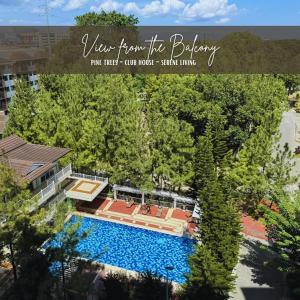 einen Blick vom Balkon eines Hauses mit Pool in der Unterkunft Davao Condotel by Vittoria Suites in Davao City