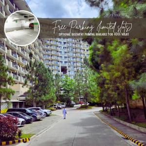 eine Person, die einen Bürgersteig vor einem Gebäude entlanggeht in der Unterkunft Davao Condotel by Vittoria Suites in Davao City