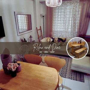 ein Wohnzimmer mit Tisch und Couch in der Unterkunft Davao Condotel by Vittoria Suites in Davao City + 19 Fotos