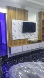 Μια τηλεόραση ή/και κέντρο ψυχαγωγίας στο Angiechuks service apartment