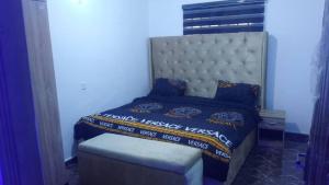 Ένα ή περισσότερα κρεβάτια σε δωμάτιο στο Angiechuks service apartment