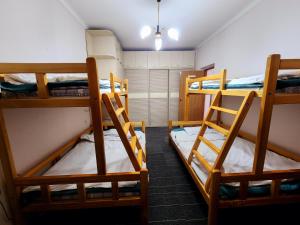 ウランバートルにあるmuugii's hostel & tourのホステル内の二段ベッド3組が備わる客室です。 +2枚の写真