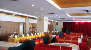 廈門市にあるShanshui Hotelのダイニングルーム(テーブル、赤い椅子付) +152枚の写真