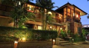 a large house with lights in front of it at Baan Lapoon Hotel in Lamphun
