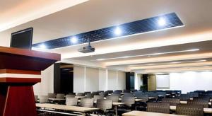 ShenzhenにあるOrient Sunseed Hotel Airport Branchの講堂(テーブル、椅子、照明付)