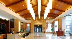 a large lobby with a large chandelier in a building at Lijiang Conifer Lishui Yangguang Hotel in Lijiang