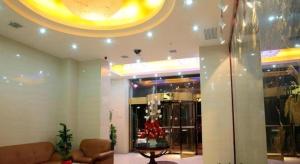 a lobby with a couch and a table in a building at GreenTree Inn Xi'an Bell and Drum Tower Food Street Ancient City Wall Ximen Express Hotel in Xi'an