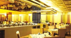 a restaurant with tables and chairs and a bar at Xiangtan Xintian International Hotel in Xiangtan