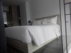 Postel nebo postele na pokoji v ubytování Utopia Naiharn Condo Loft