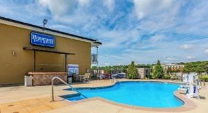 a pool at comfort inn suites yakima at Rodeway Inn & Suites in Tupelo +17 photos