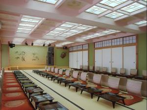 湯河原町にあるYugawara Onsen Hotel Akaneのテーブルと椅子が並んだ広い部屋