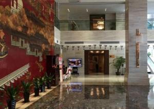 泉州市にあるSoutheast Peninsula Hotel Quanzhouの鉢植えが置かれた建物のロビー