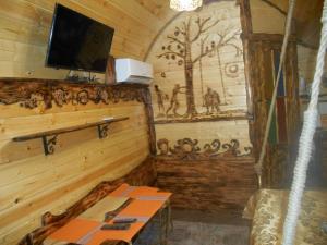 TV a/nebo společenská místnost v ubytování Guesthouse Skazka na Yaroshenko