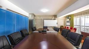 a conference room with a large table and chairs at IU Hotel Baoding Goverment Shidai in Baoding