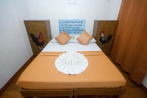パングラオにあるD' Barn Hostel Panglaoのベッドルーム1室(鶏のいるベッド1台付)
