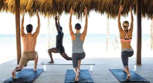 un gruppo di persone che fanno yoga sulla spiaggia di Finest Playa Mujeres - All Inclusive a Cancún