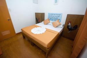 パングラオにあるD' Barn Hostel Panglaoの鶏が置かれたベッドのある部屋 +3枚の写真