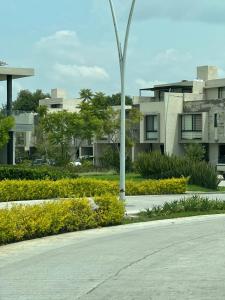 eine leere Straße vor einigen Apartmentgebäuden in der Unterkunft Residencial Santa Anita in San Agustín