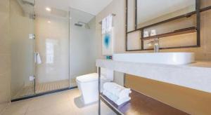 a bathroom with a sink and a shower and a toilet at Xana Lite Beijing Liangxiang University City Branch in Wangzhuang +239 photos