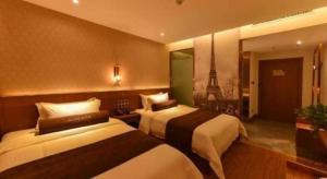 two beds in a hotel room with the eiffel tower at James Joyce Coffetel Baoding Gaobeidian Railway Station Branch in Gaobeidian Zhan +8 photos