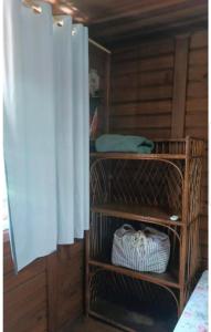 a room with a cage with white towels in it at Brayan`s House in Ilha do Mel +15 photos