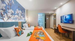 上海市にあるMagnotel Hotel Shanghai Railway Station Magnolia Plazaのベッド2台、机、テレビのある寝室