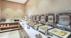 a buffet line of food in a restaurant at JTOUR Inn Guigang Life Port High-speed Railway Station in Guigang
