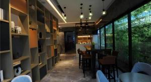 un ristorante con un bar con sedie e un tavolo di Echarm Hotel Nanning Qingxiu Mountain a Nanning