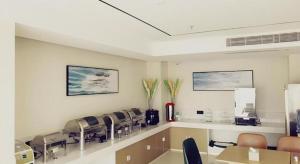 - une salle d'attente avec des chaises dans une clinique dans l'établissement City Comfort Inn High-tech Development Zone Dawang Plaza Wandu, à Xiahuangtang 9 autres photos