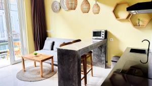 Et tv og/eller underholdning på Loft Hideaway Villa with Sofa Bed Central Canggu