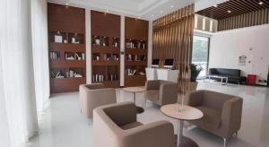 un vestíbulo con sofás y mesas en una habitación en City Comfort Inn Shantou Daxue Road, en Shantou
