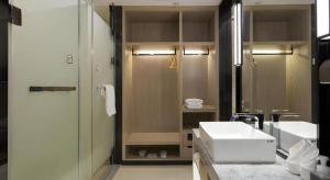 長沙市にあるEcharm Hotel Changsha Gaoqiaoの白い洗面台と鏡のあるバスルーム +33枚の写真