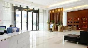 a lobby with a counter in a building at City Comfort Inn Lichuan Railway Station Tenglong Cave in Enshi