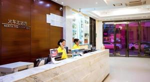 deux femmes assises à un comptoir dans un magasin dans l'établissement City Comfort Inn Guilin North Railway Station, à Guilin