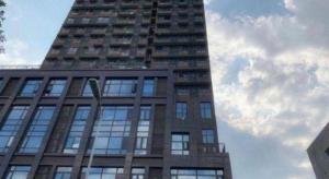 a tall building with a lot of windows on it at City Comfort Inn Deyang Wenmiao Square Gymnasium in Deyang