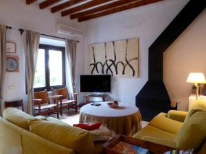 a living room with a couch and a tv at Manyolas 93 in Alaró