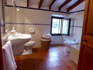 a bathroom with a sink and a toilet and a tub at Manyolas 93 in Alaró