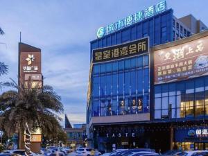 a large building with cars parked in a parking lot at City Comfort Inn Foshan Gaoming Huaying Square in Foshan