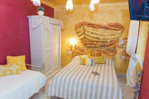 ラ・スペツィアにあるCasa Macaiaのベッド2台と椅子が備わる小さな客室です。