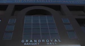 ラホールにあるHotel Grand Millenniumの側面に看板がある建物