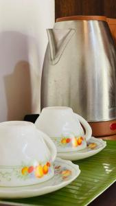 ディックウェラにあるThe Sandora Villaのテーブルの上に置かれた果物が載った2つの白い皿